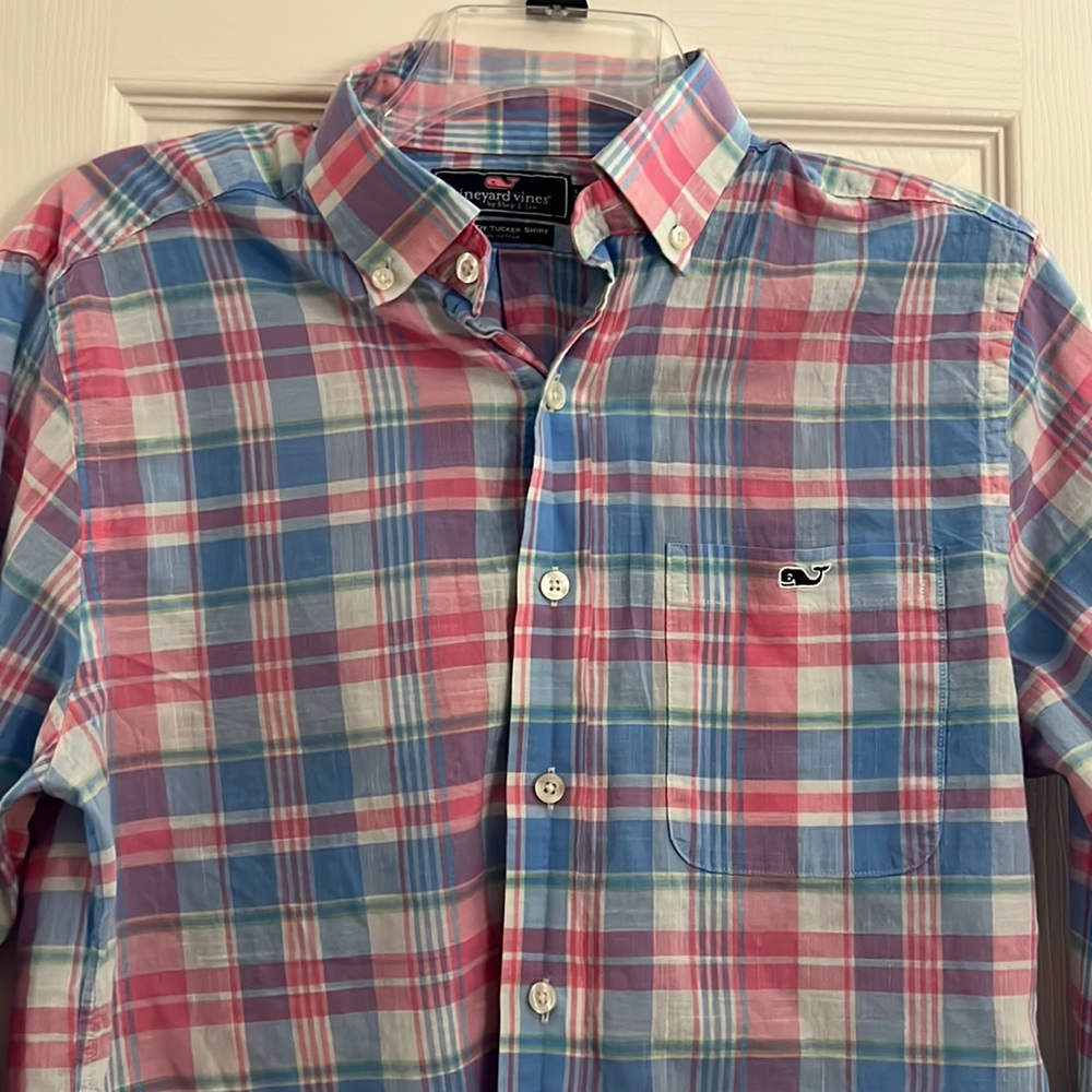 Like new men’s Vineyard Vines button down.